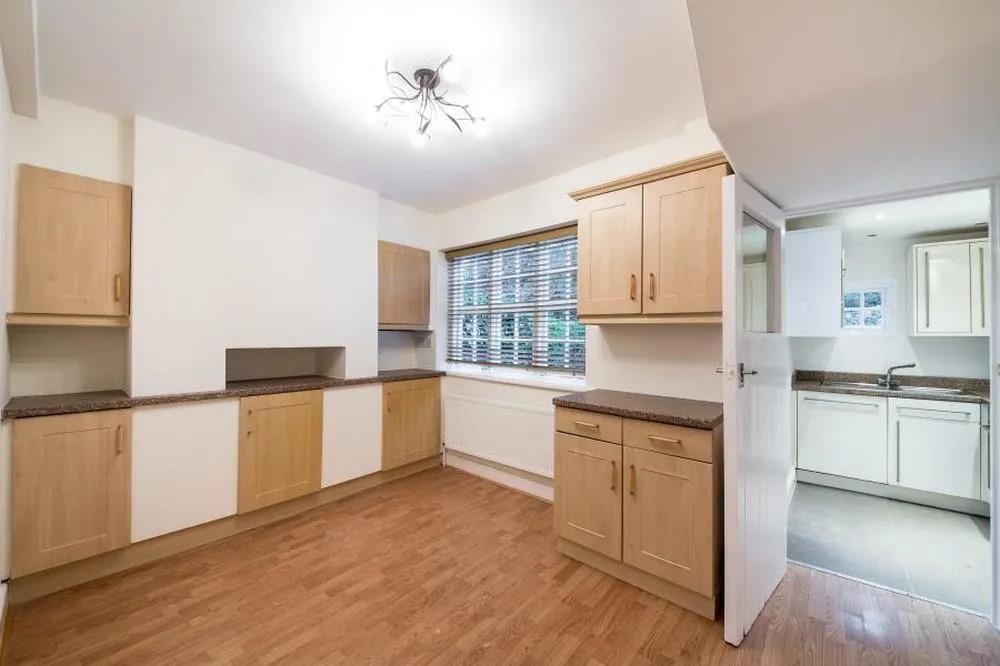 Asmuns Place, London